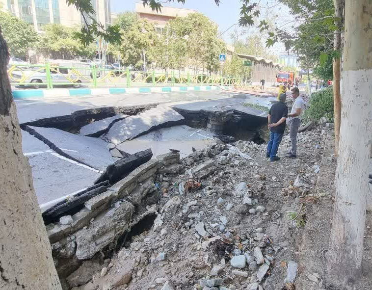 فرونشست زمین در میدان ونک + عکس ؛ یک نفر مصدوم شد