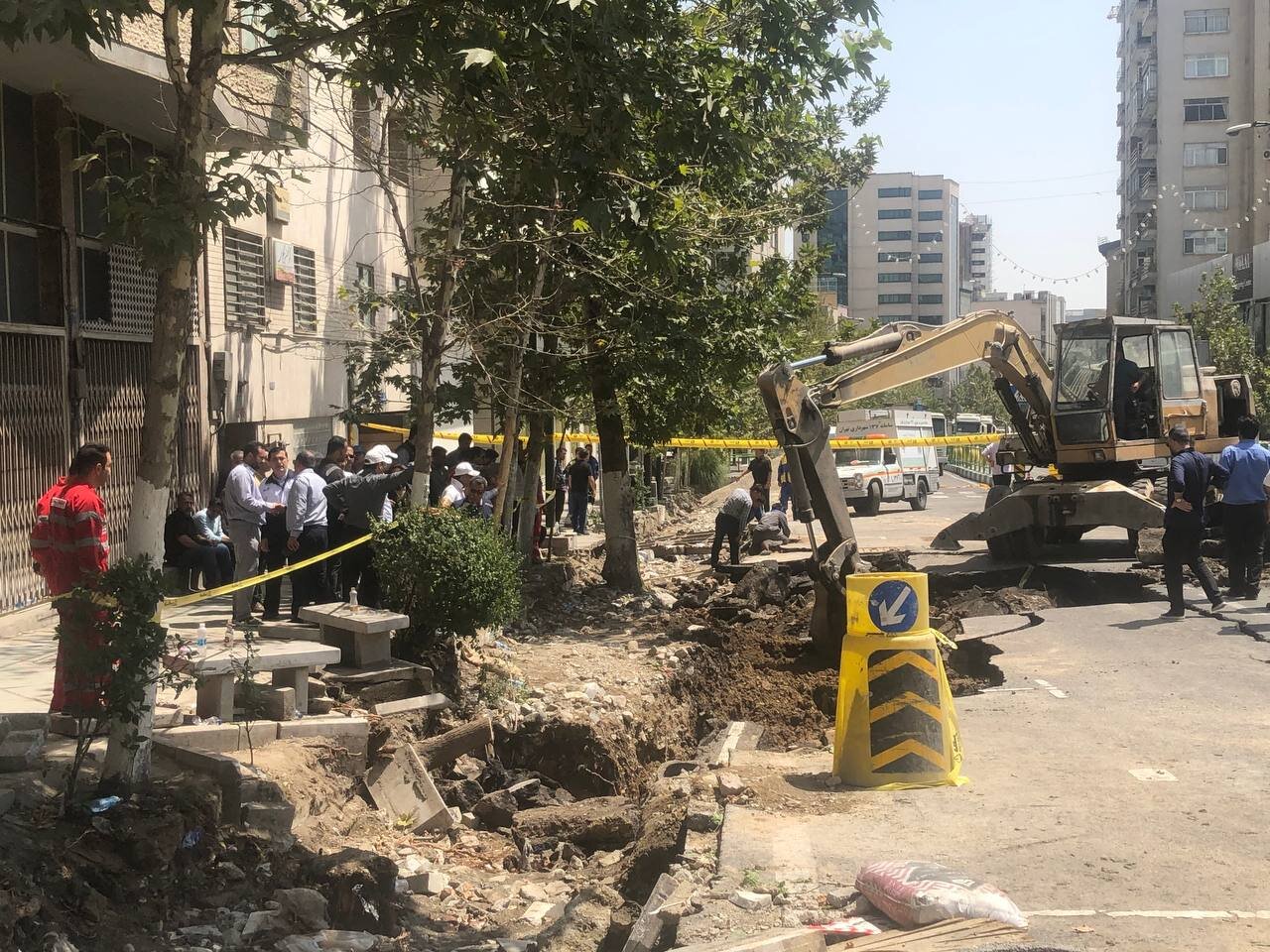 شهردار تهران در محل فرونشست خیابان ولیعصر(عج)