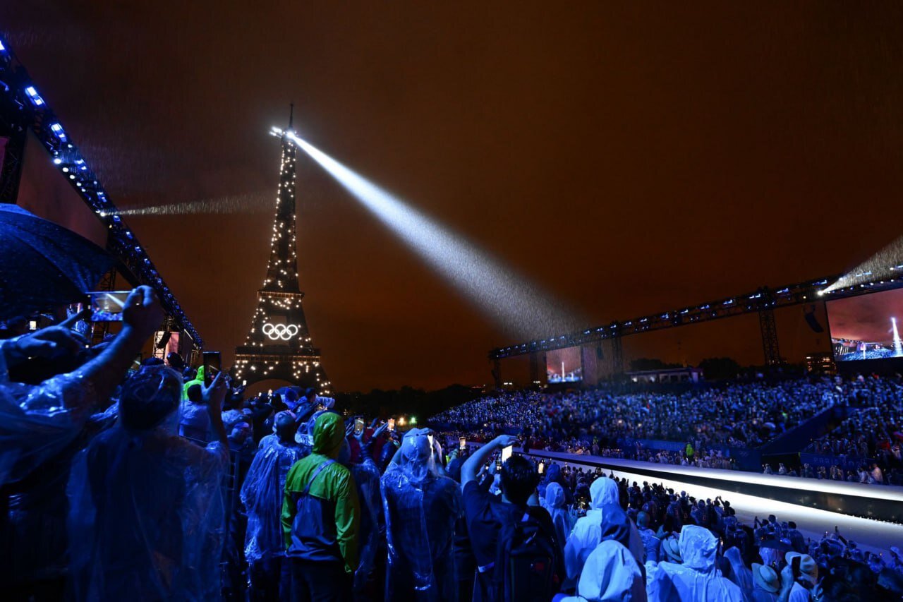 نورافشانی خاص برج ایفل، سمبل شهر پاریس در شب افتتاحیه المپیک ۲۰۲۴ |  تصاویر