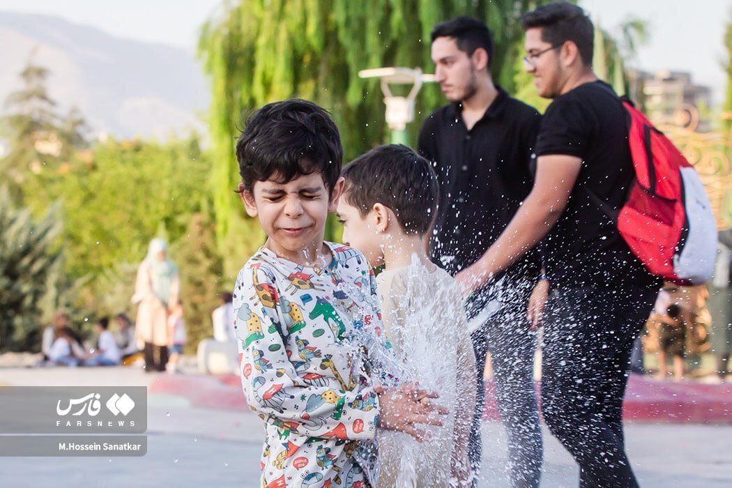 آب‌بازی در اوج گرما در پارک آب و آتش تهران | تصاویر