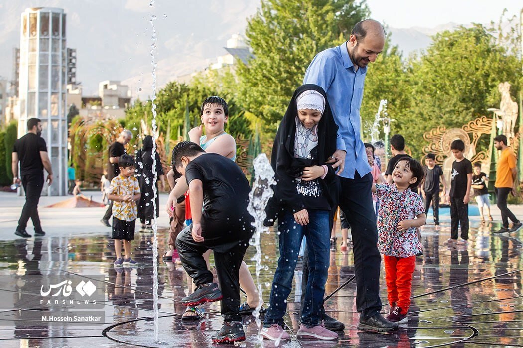 آب‌بازی در اوج گرما در پارک آب و آتش تهران | تصاویر