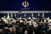 لحظه زمزمه سرود جمهوری اسلامی توسط رهبر معظم انقلاب | ویدئو