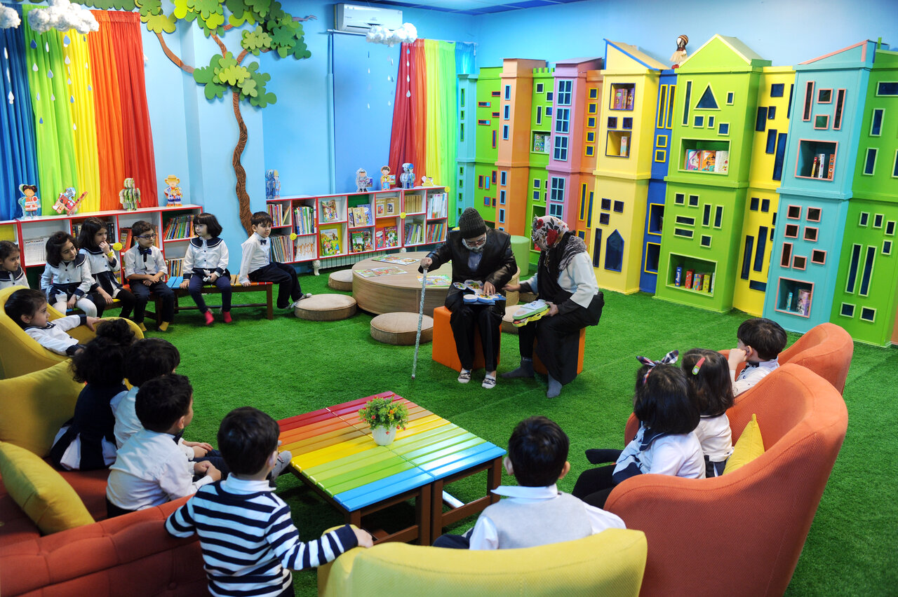 قصه گویی با زبان اشارهها | روایت زنی که فقط برای کودکان ناشنوا و کم شنوا قصه میخواند