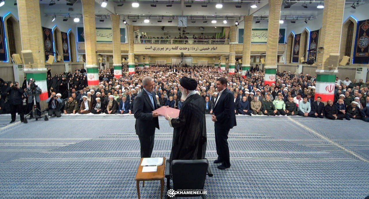 قابی ماندگار از لحظه اعطای حکم تنفیذ مسعود پزشکیان از سوی رهبر انقلاب | عکس