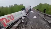 قطار در روسیه از ریل خارج شد  | ۲ نفر کشته شدند | ویدئو