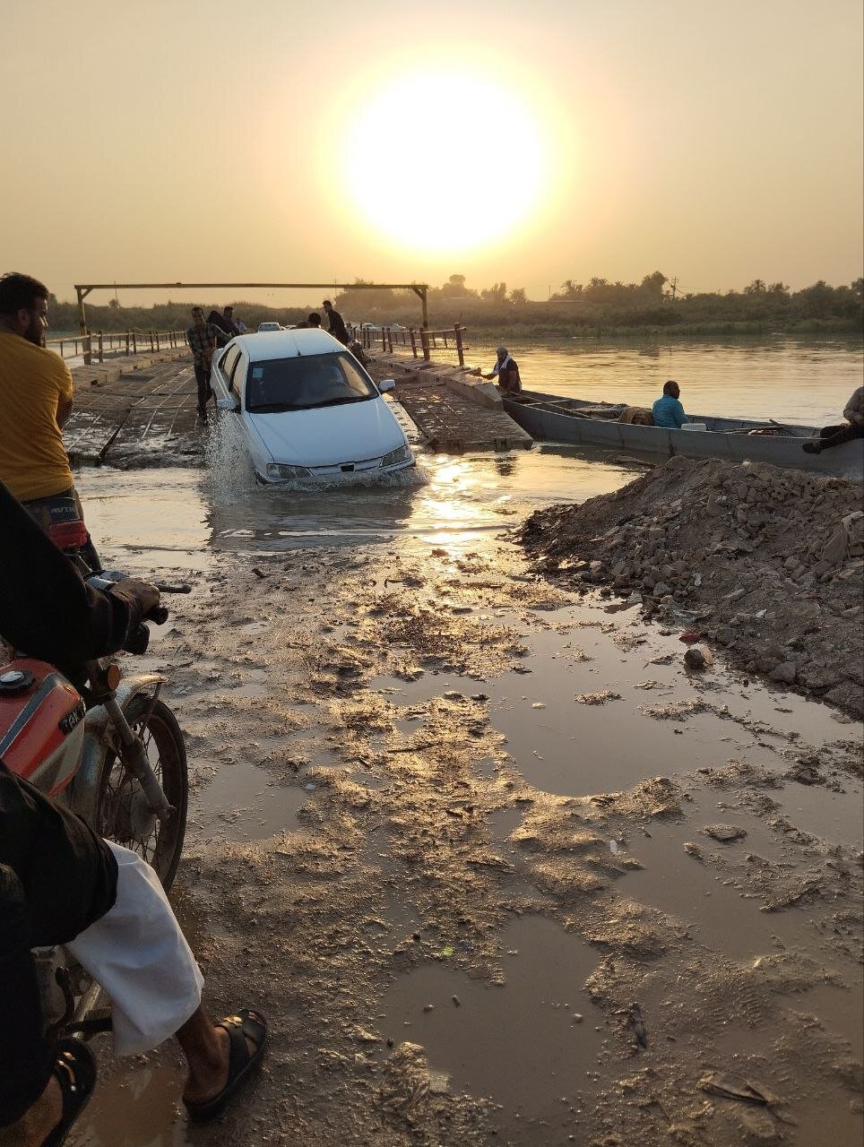 بخشی از پل شناور عنافچه (خوزستان) زیر آب رفت | گیر کردن ماشین ها روی پل | تصاویر