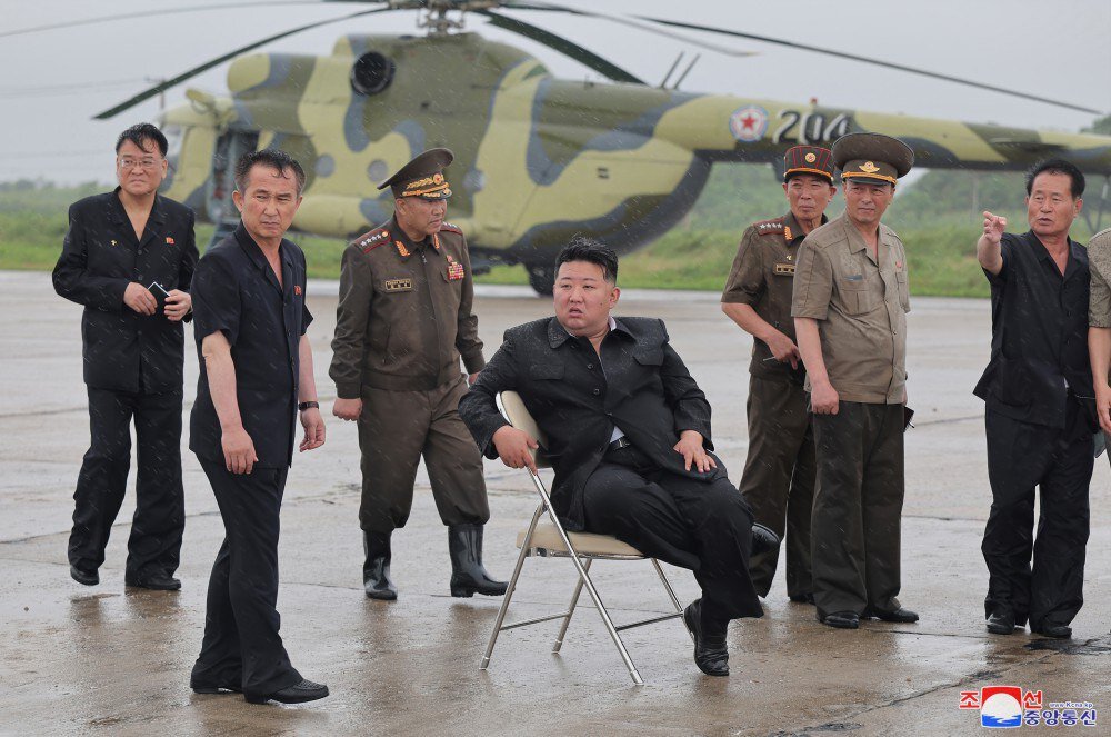 حضور کیم جونگ اون در عملیات نجات سیل‌زدگان در کره شمالی  | تصاویر