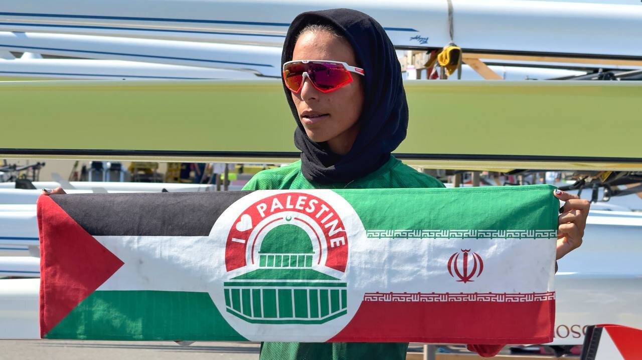 برای اولین بار در المپیک پاریس۲۰۲۴ ؛ظاهر شدن یک زن ورزشکار ایرانی با پرچم همبستگی ایران و فلسطین | عکس