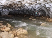 ۲۲ متر ذخیره برف در این شهرستان + ویدئو | تصاویری از شگفت‌انگیزترین غار یخی ایران