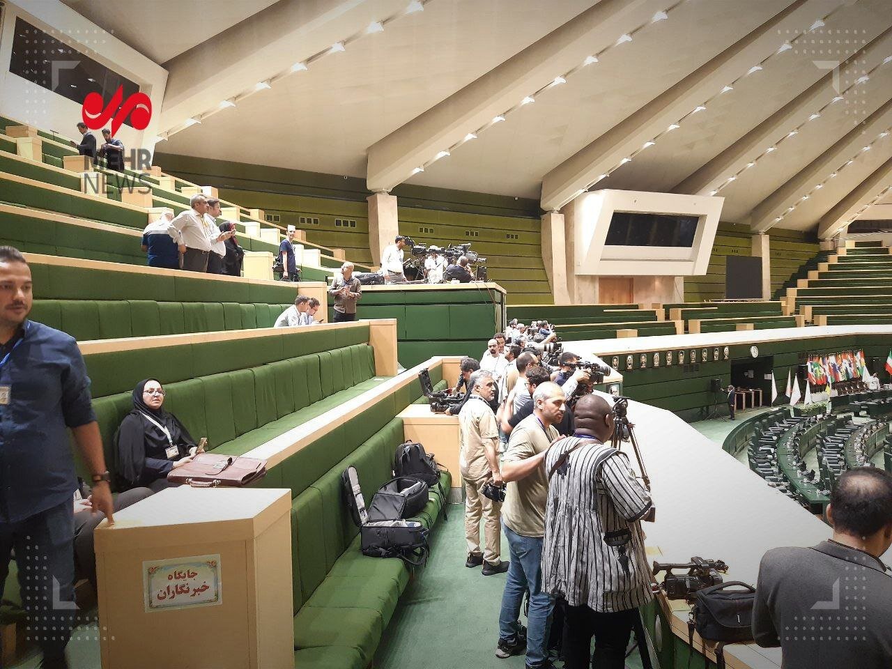 صحن مجلس ساعتی قبل از برگزاری مراسم تحلیف ریاست جمهوری | تصاویر