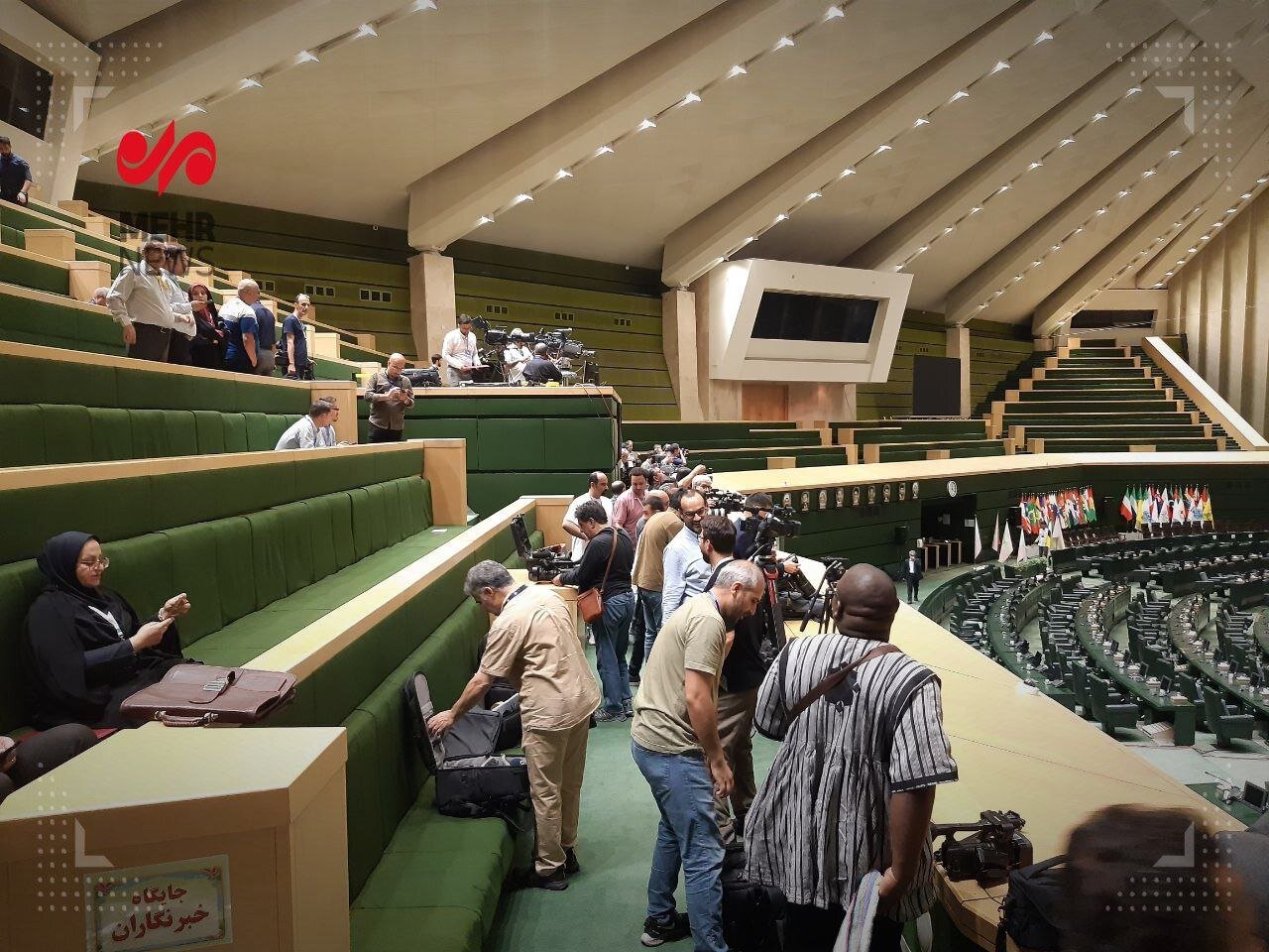 صحن مجلس ساعتی قبل از برگزاری مراسم تحلیف ریاست جمهوری | تصاویر