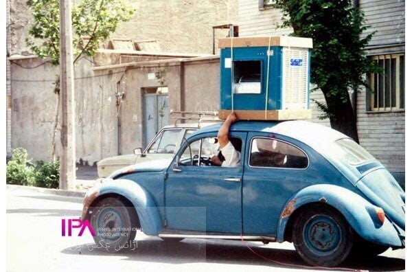 تصویری جالب از حمل کولر روی سقف فولکس قورباغهای در تهران قدیم