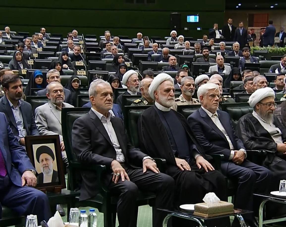 تصویری از شهید جمهور در مراسم تحلیف پزشکیان | ببینید