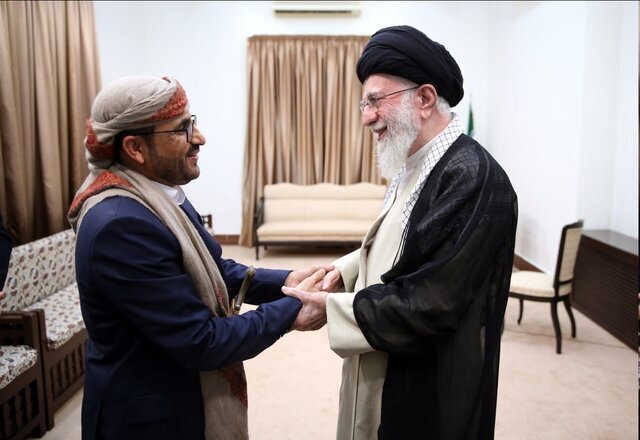 دیدار صمیمانه سخنگوی انصارالله یمن با رهبر انقلاب + عکس | قدردانی از ایستادگی مردم یمن