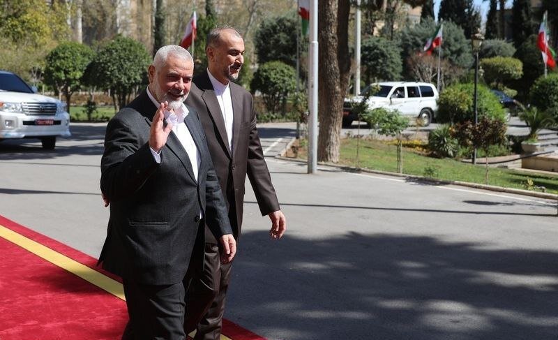 تصویری ماندگار از دو شهید در یک قاب | عکس