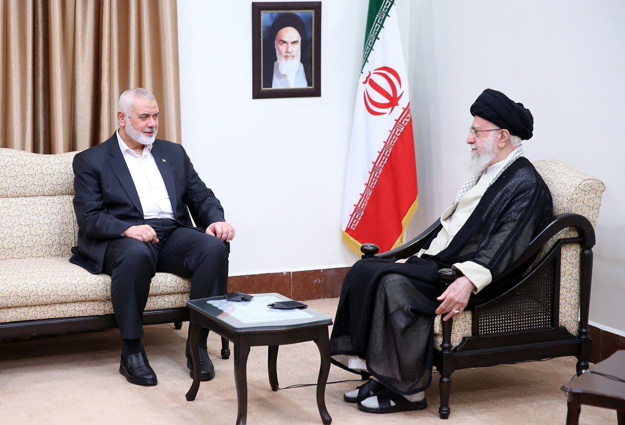 تصاویری از دیدارهای شهید اسماعیل هنیه با رهبر انقلاب در برهه های مختلف زمانی