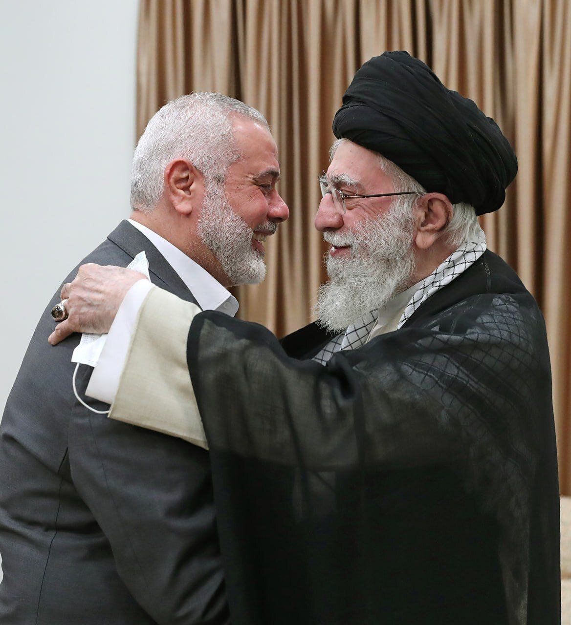 تصاویری از دیدارهای شهید اسماعیل هنیه با رهبر انقلاب در برهه های مختلف زمانی