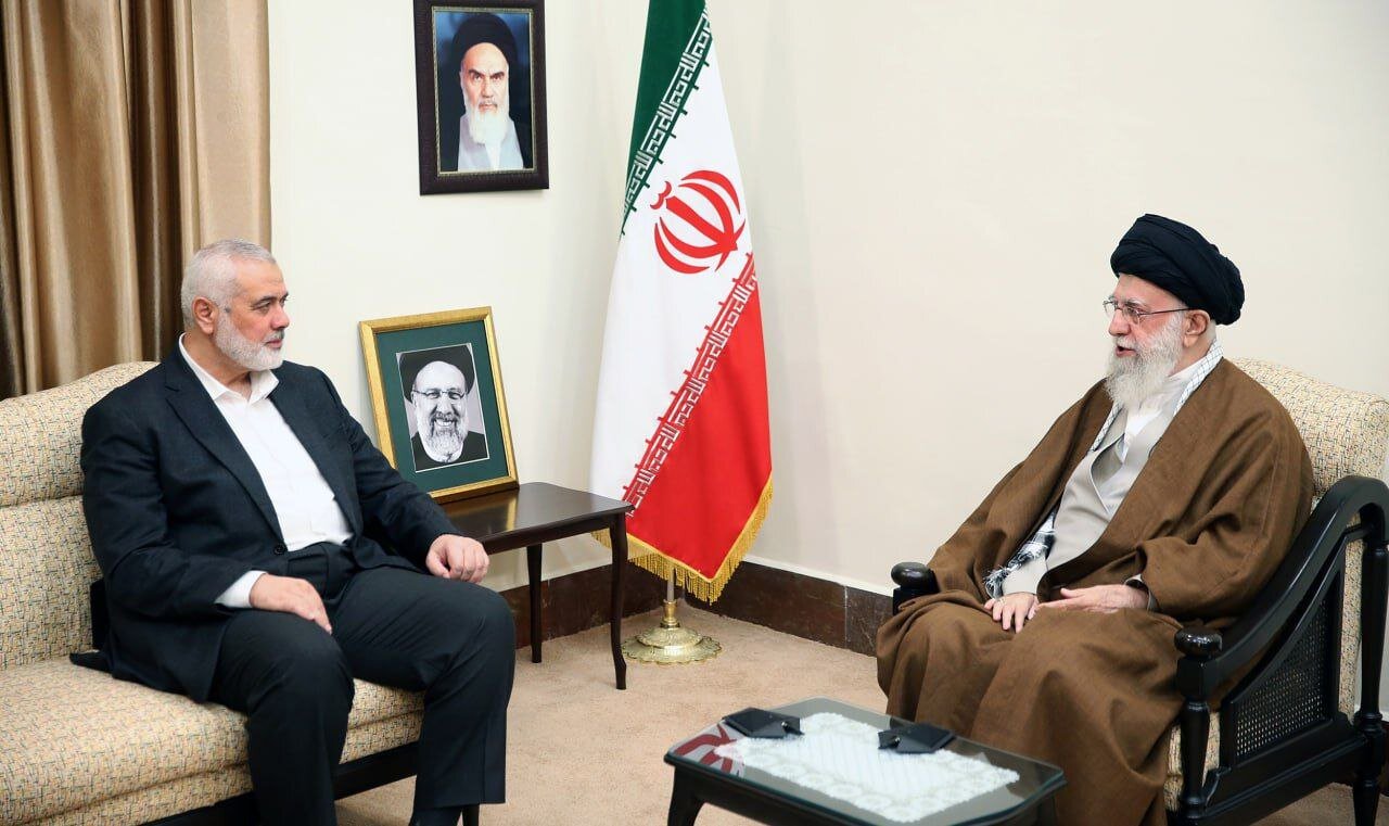 تصاویری از دیدارهای شهید اسماعیل هنیه با رهبر انقلاب در برهه های مختلف زمانی