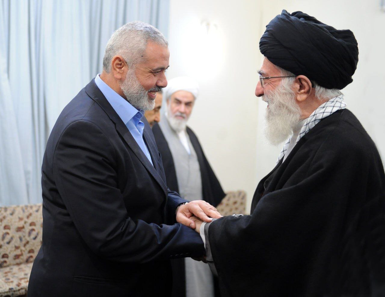 تصاویری از دیدارهای شهید اسماعیل هنیه با رهبر انقلاب در برهه های مختلف زمانی