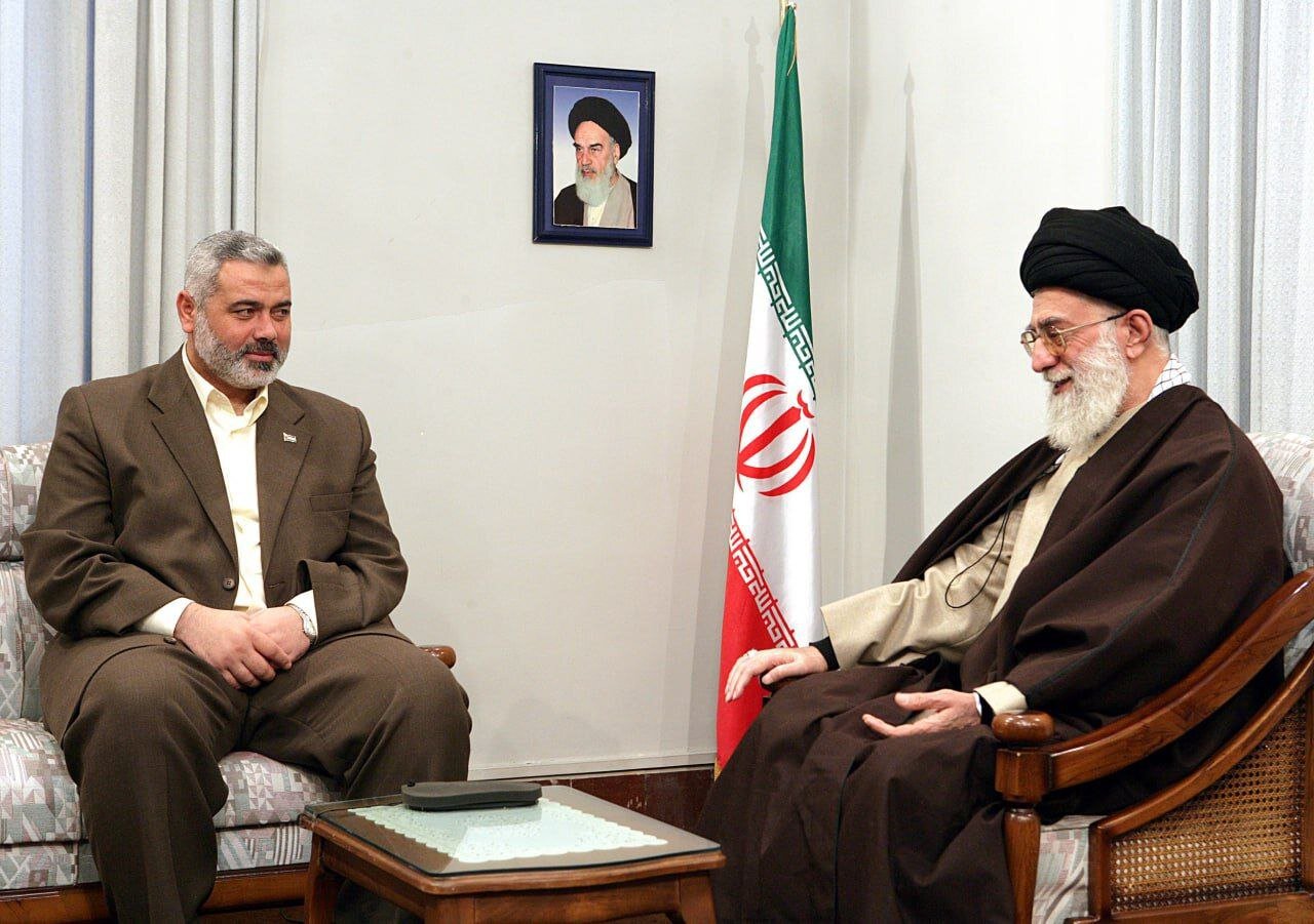 تصاویری از دیدارهای شهید اسماعیل هنیه با رهبر انقلاب در برهه های مختلف زمانی