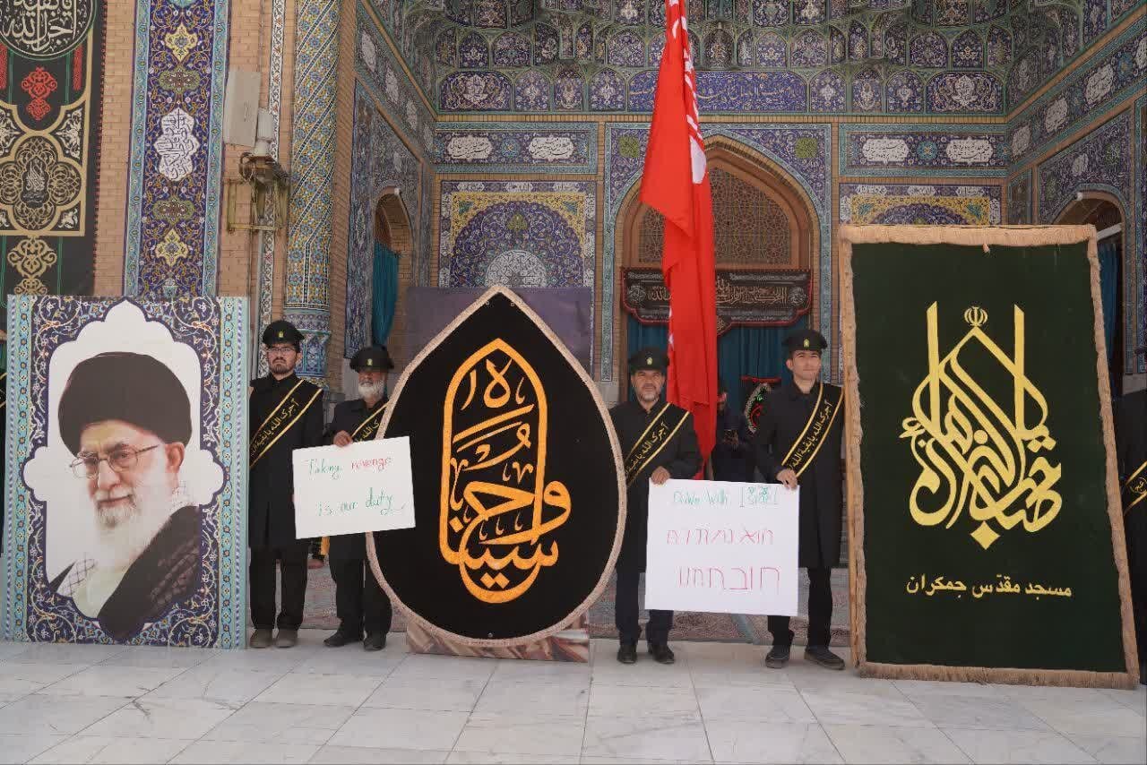 اهتزاز پرچم سرخ انتقام برفراز گنبد فیروزه ای مسجد جمکران | تصاویر