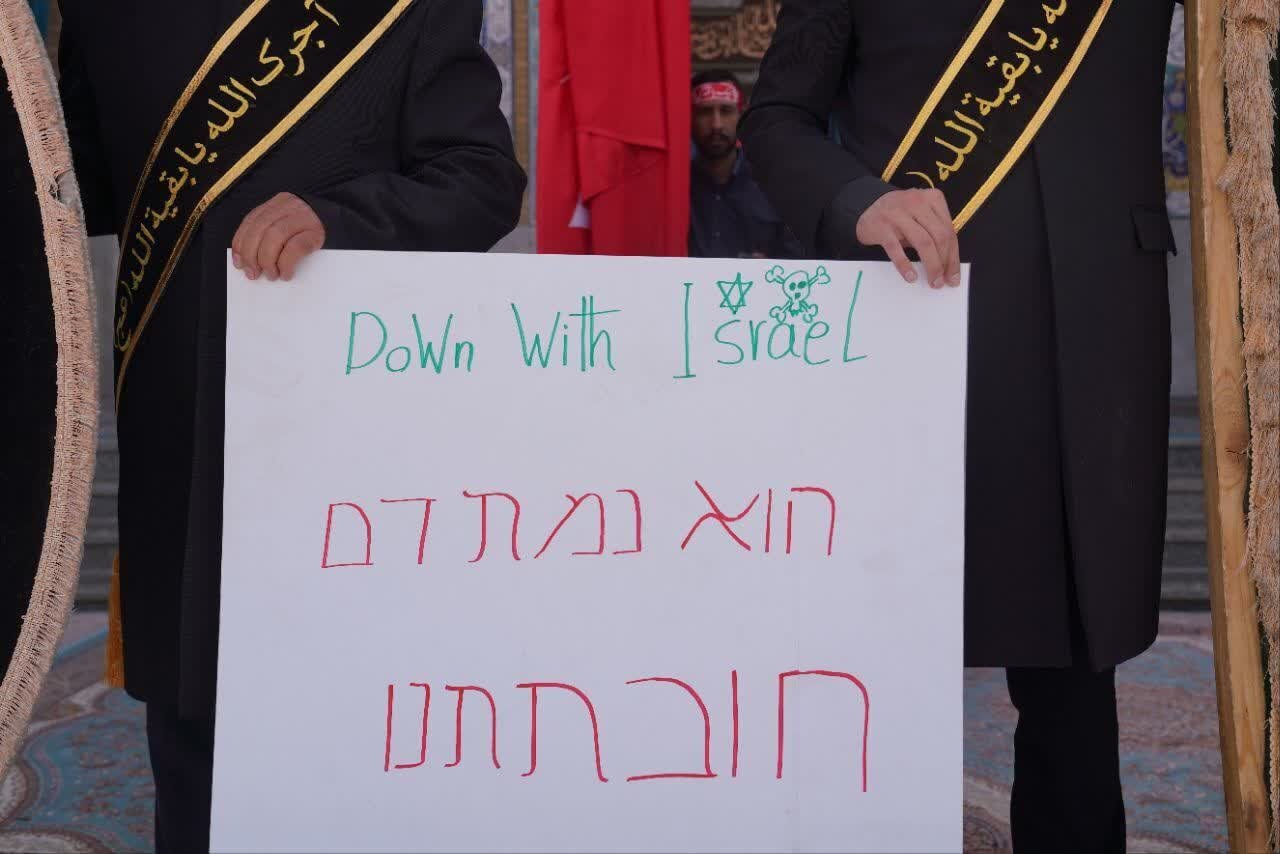 اهتزاز پرچم سرخ انتقام برفراز گنبد فیروزه ای مسجد جمکران | تصاویر