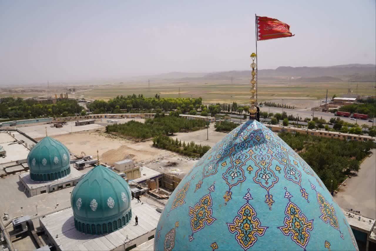 اهتزاز پرچم سرخ انتقام برفراز گنبد فیروزه ای مسجد جمکران | تصاویر