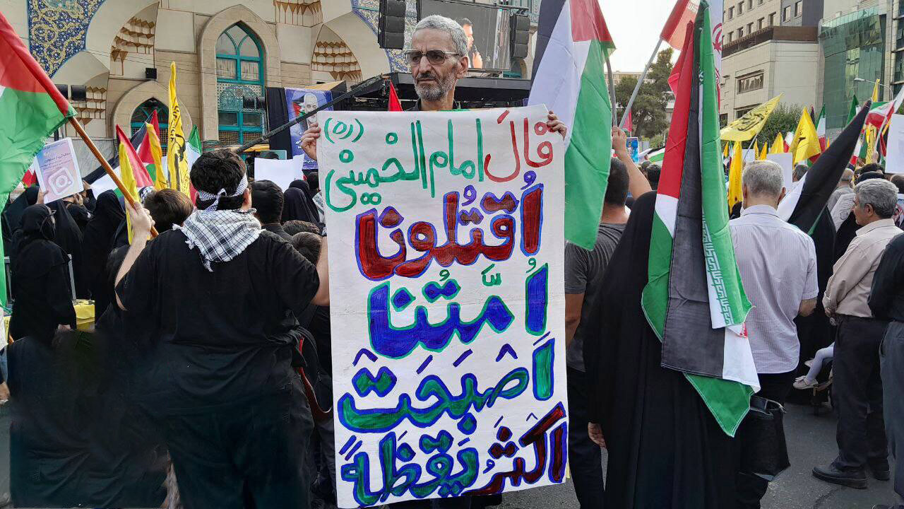 تصاویری از اجتماع مردم تهران در میدان فلسطین در پی ترور اسماعیل هنیه | پلاکاردهای معناداری که معترضین در دست داشتند + عکس و ویدئو