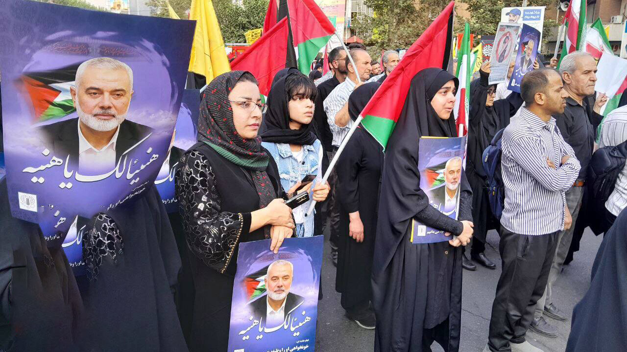 تصاویری از اجتماع مردم تهران در میدان فلسطین در پی ترور اسماعیل هنیه | پلاکاردهای معناداری که معترضین در دست داشتند + عکس و ویدئو