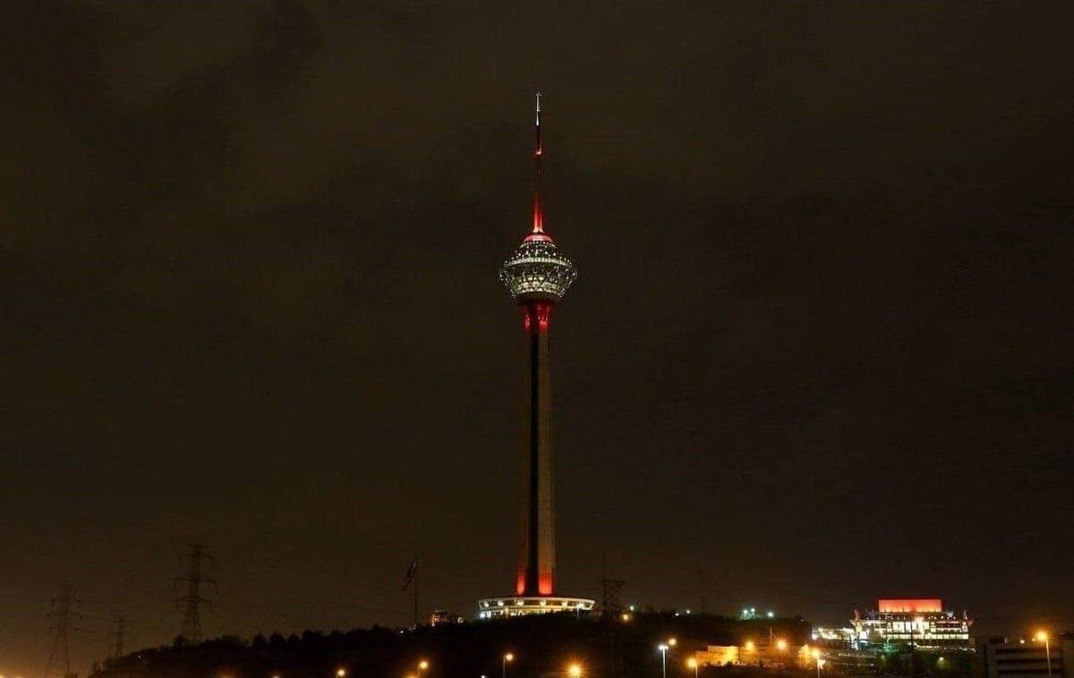 چراغهای برج میلاد قرمز شد + عکس