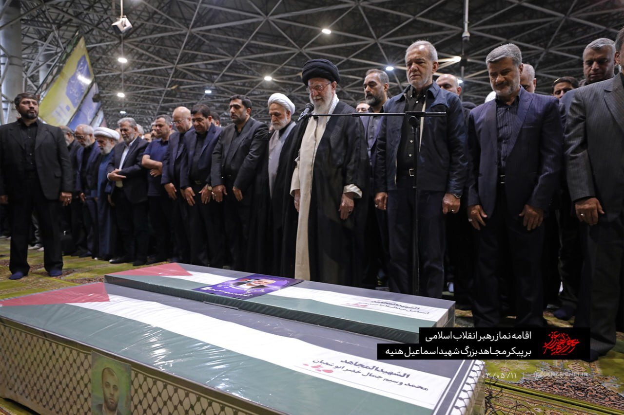 تصویری متفاوت از نماز رهبر انقلاب بر پیکر شهید هنیه | چه کسانی در صف اول نماز کنار رهبری بودند؟ +‌عکس