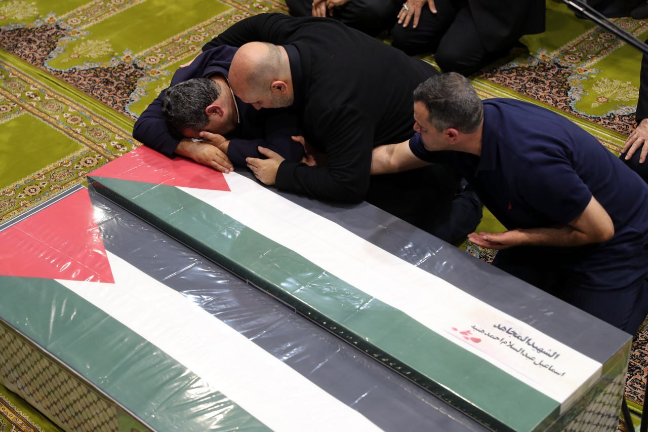 آخرین وداع فرزندان شهید اسماعیل هنیه با پدر آخرین وداع فرزندان شهید اسماعیل هنیه با پدر