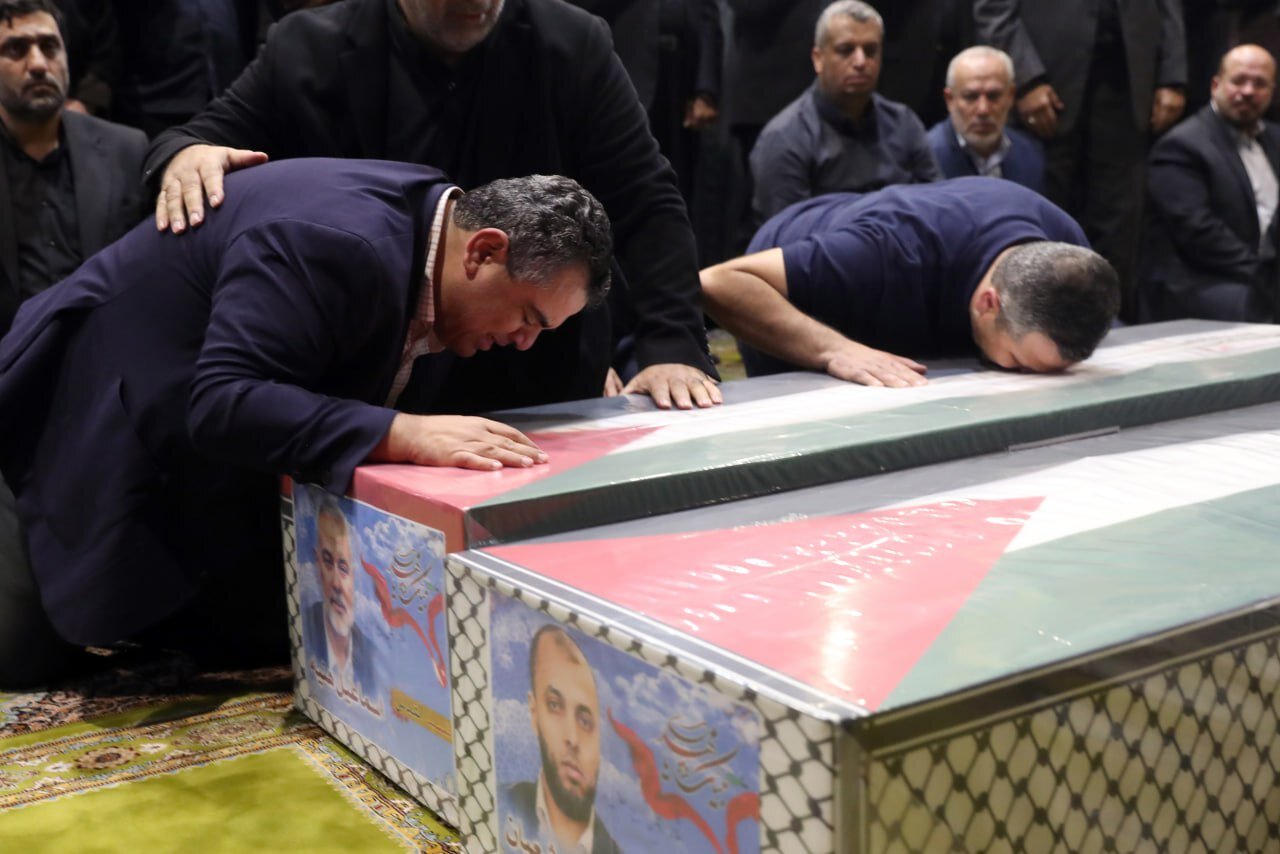 آخرین وداع فرزندان شهید اسماعیل هنیه با پدر آخرین وداع فرزندان شهید اسماعیل هنیه با پدر