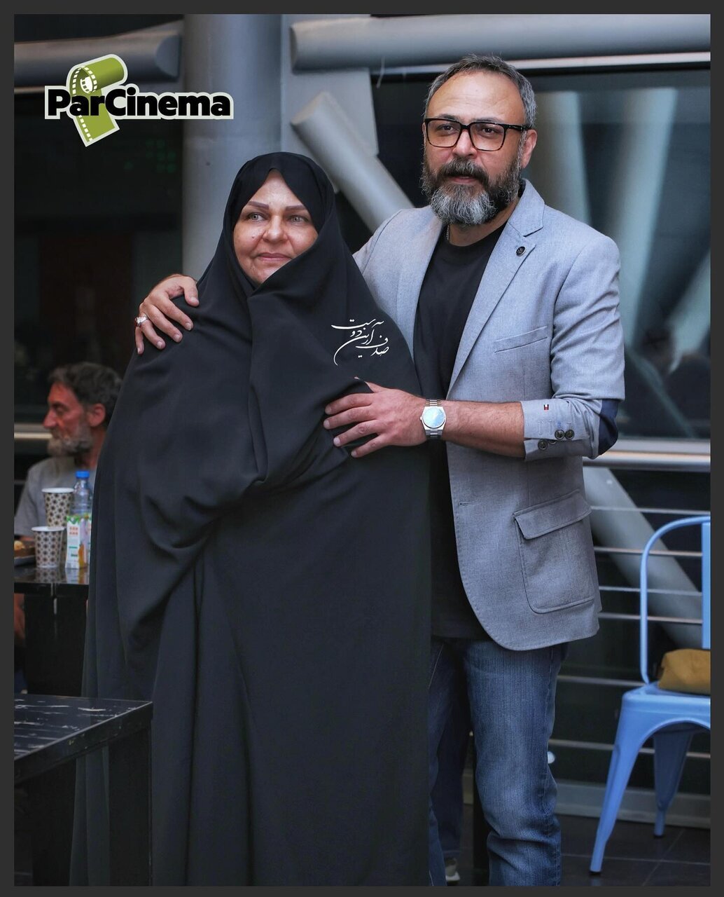 قاب دو نفره بازیگر سریال پوست شیر با مادرش