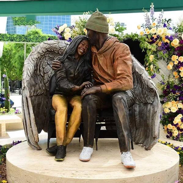 رونمایی از مجسمه کوبی برایانت و دخترش در لس آنجلس | عکس