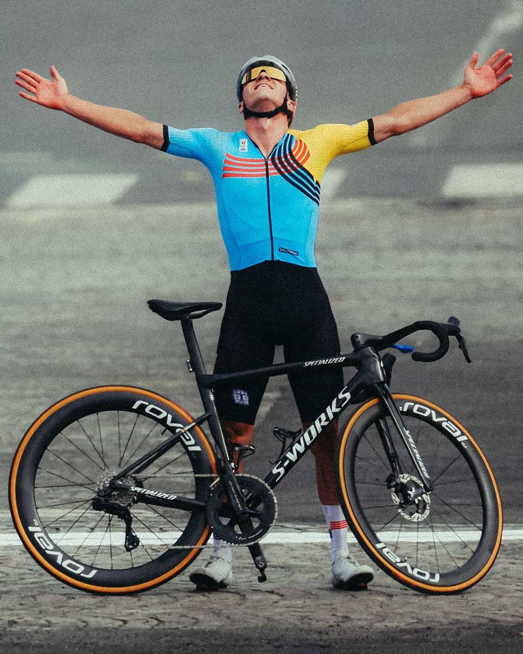 ثبت یکی از زیباترین تصاویر المپیک۲۰۲۴ ؛ قهرمان دوچرخهسواری جاده زیر برج ایفل