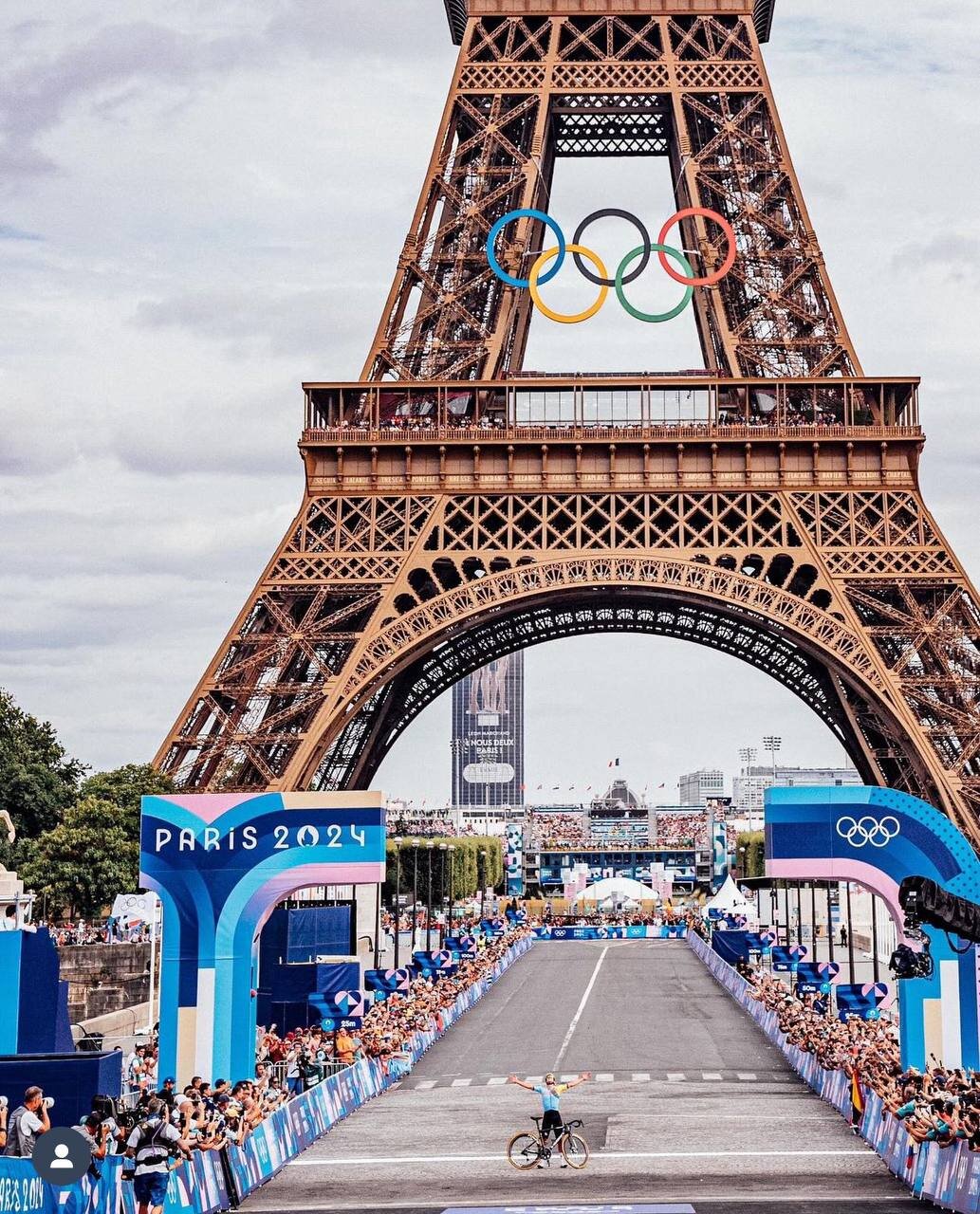 ثبت یکی از زیباترین تصاویر المپیک۲۰۲۴ ؛ قهرمان دوچرخه‌سواری جاده زیر برج ایفل