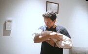 ولیعهد اردن در حال اذان گفتن در گوش نوزادش | ویدئو