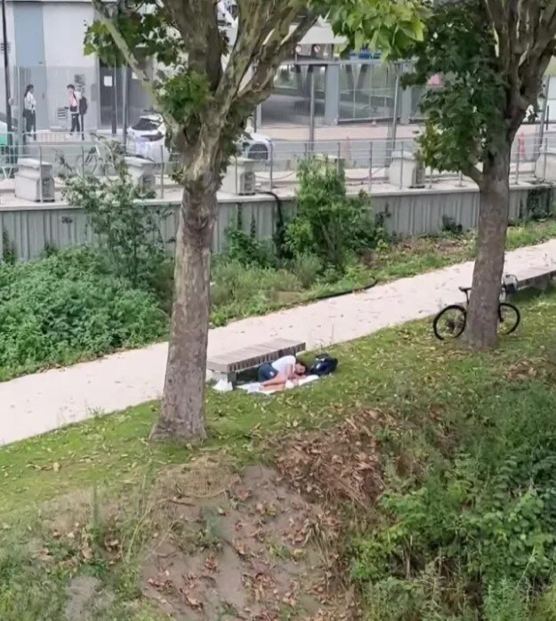 اقدام عجیب جذابترین ورزشکار المپیک همه را شوکه کرد! 2 اقدام عجیب جذاب ترین ورزشکار المپیک در اعتراض به شرایط نامساعد محل اقامتش + عکس