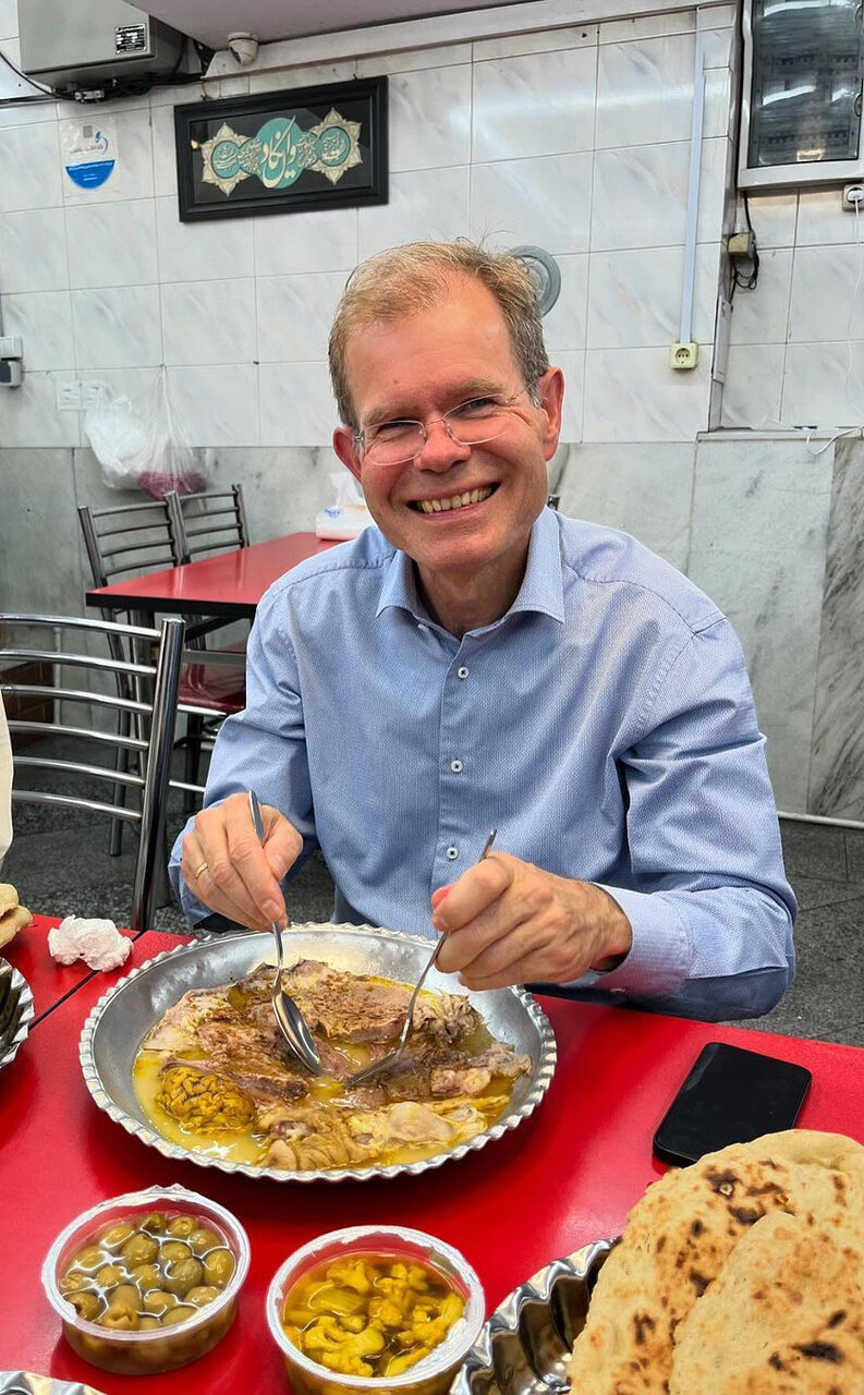 کلهپاچهخوری سفیر نروژ در تهران در آخرین روز کاری | تصاویر