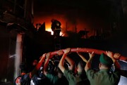 معترضان بنگلادشی یک هتل را به آتش کشیدند | ویدئو