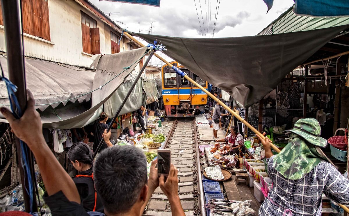 قطار میرود و تو میروی...!