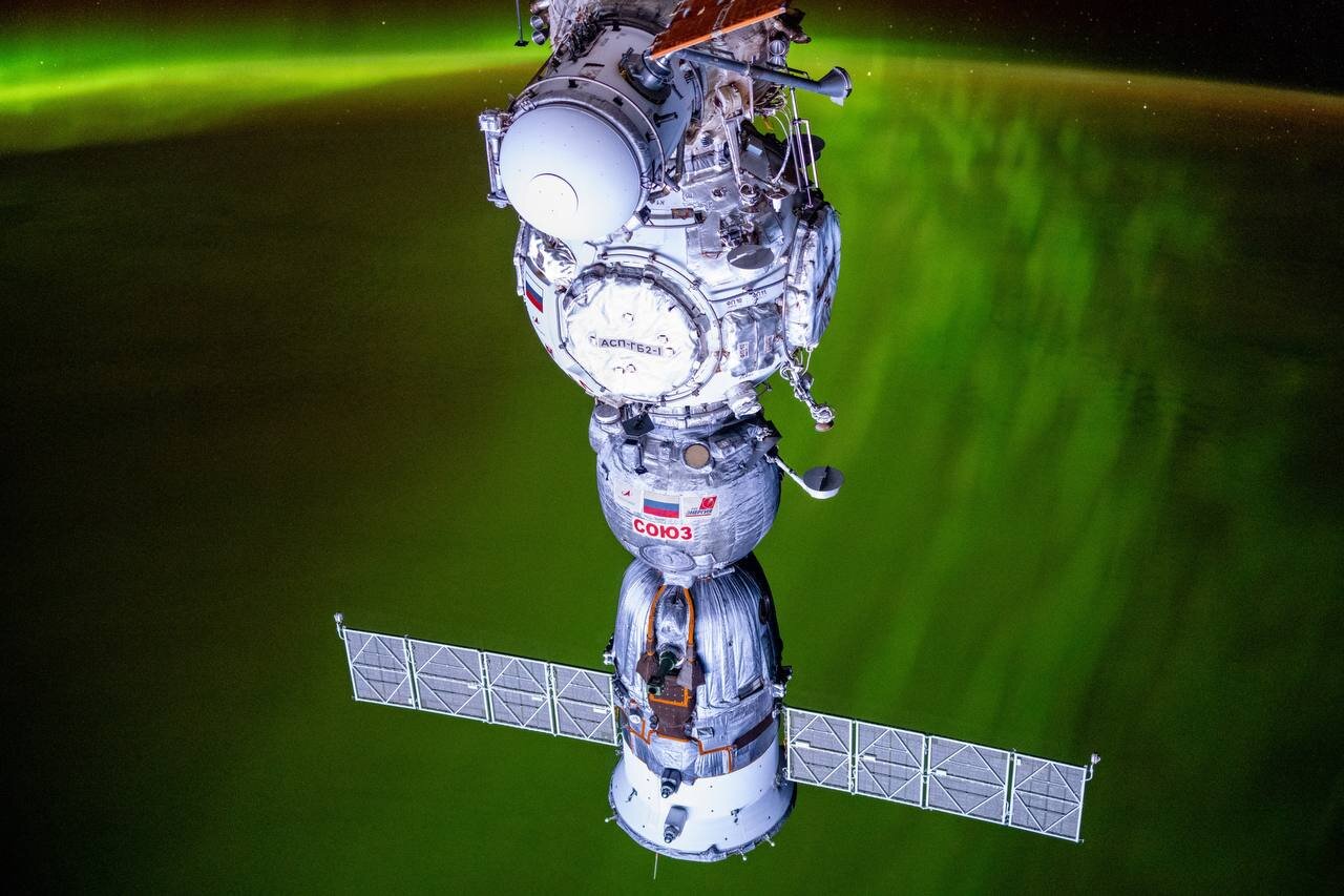 تصویر خیرهکننده فضاپیمای روسی با پسزمینه شفق قطبی | عکس