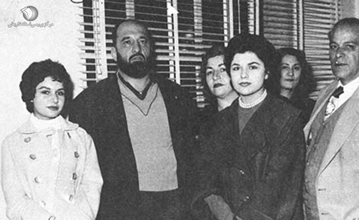 وقتی دربار اوباش و زنان بدنام را علیه مصدق به میدان آورد | آجودان قزی که بود؟ + عکس تاریخی