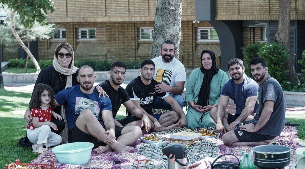 پیکنیک خانوادگی قهرمانهای جهان و المپیک در اردوی تیم ملی | عکس