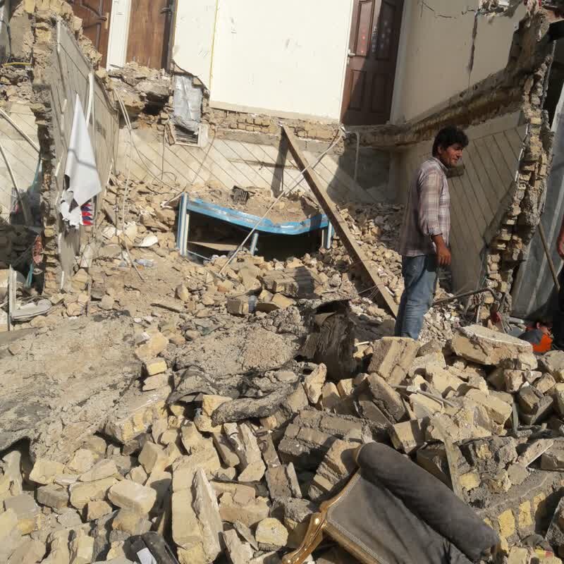 نجات عجیب مرد جوان در حادثه تصادف تریلی در خیابان استخر