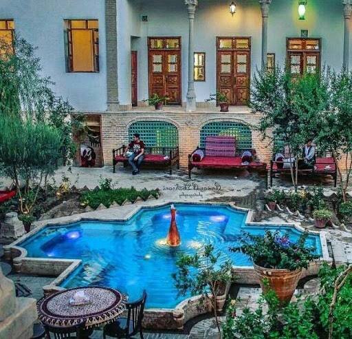 هیاهوی آبتنی بچهها در حوض خانه؛ یادش بخیر!