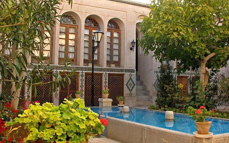 هیاهوی آبتنی بچهها در حوض خانه؛ یادش بخیر!