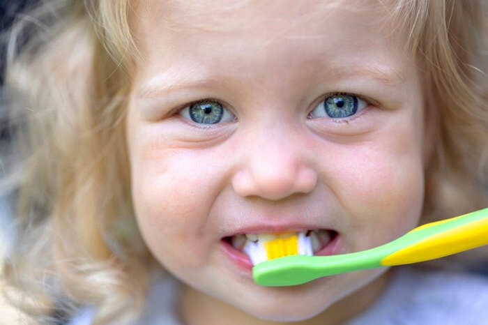 چرا دندانهای شیری مهم است؟ | با این کار کودکان به مسواک زدن علاقمند می شوند | باکتری پوسیدگی دندان از طریق بوسیدن منتقل می شود