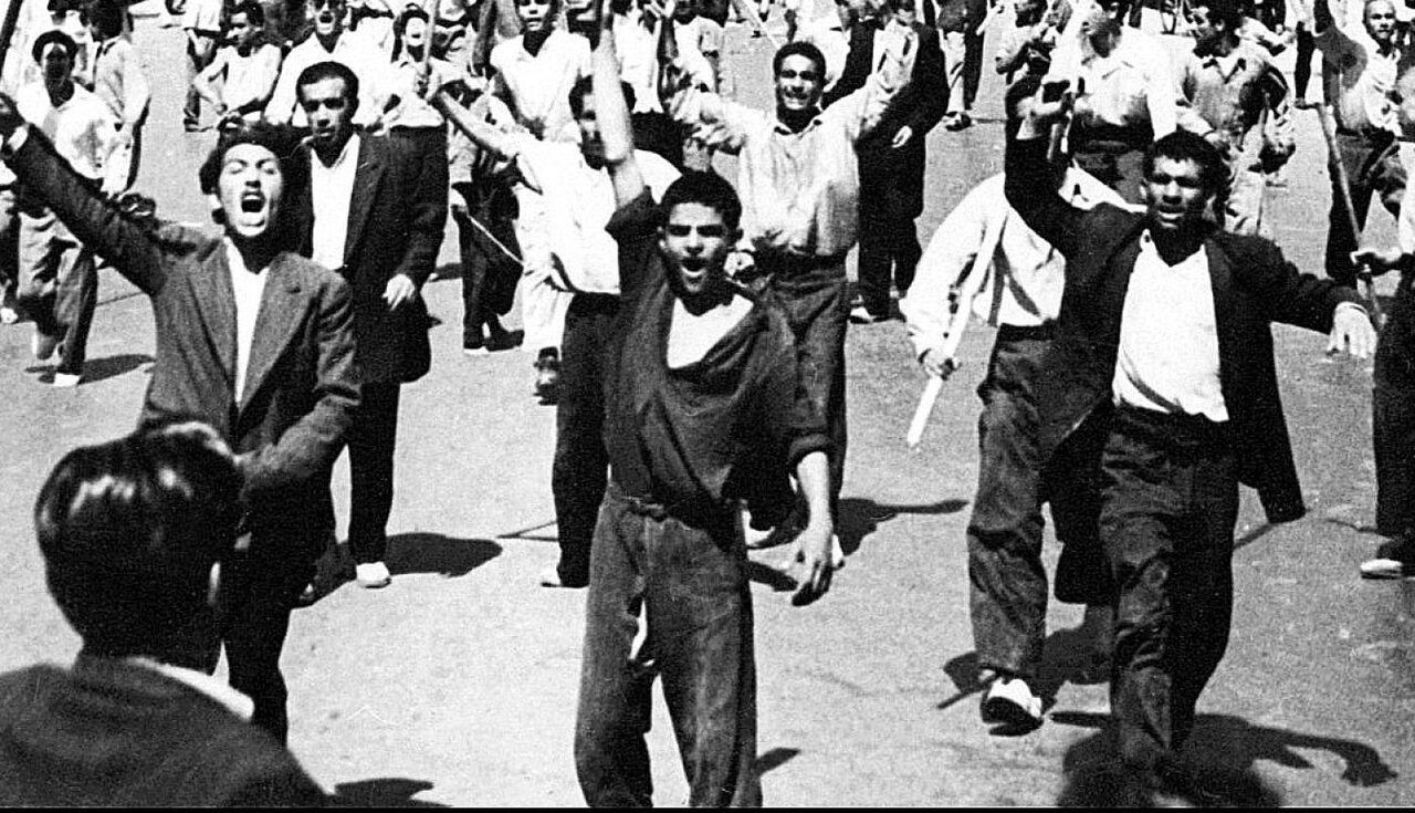 وقتی دربار اوباش و زنان بدنام را علیه مصدق به میدان آورد | آجودان قزی که بود؟ + عکس تاریخی